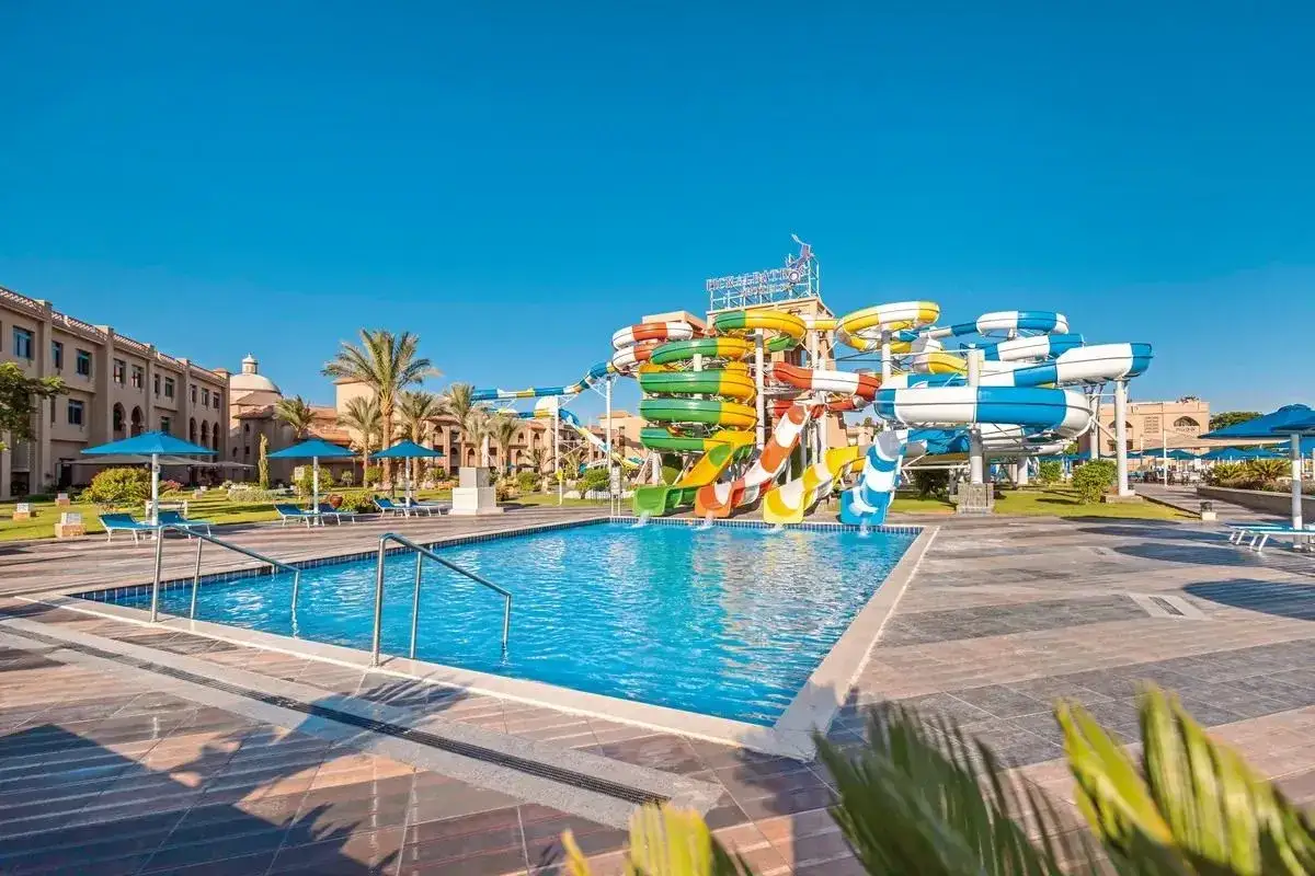 Kolorowe zjeżdżalnie wodne i basen w Hawaii Paradise Aqua Park Resort. Opinie gości potwierdzają świetną zabawę dla całej rodziny.