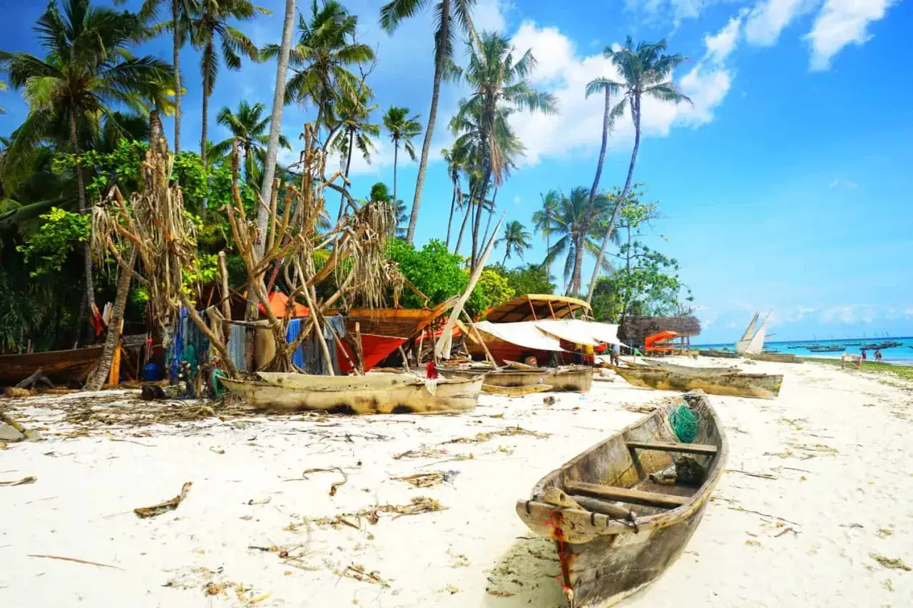 Łodzie na plaży Zanzibaru, idealne na wycieczkę. Sprawdź zanzibar ceny, by zaplanować podróż.