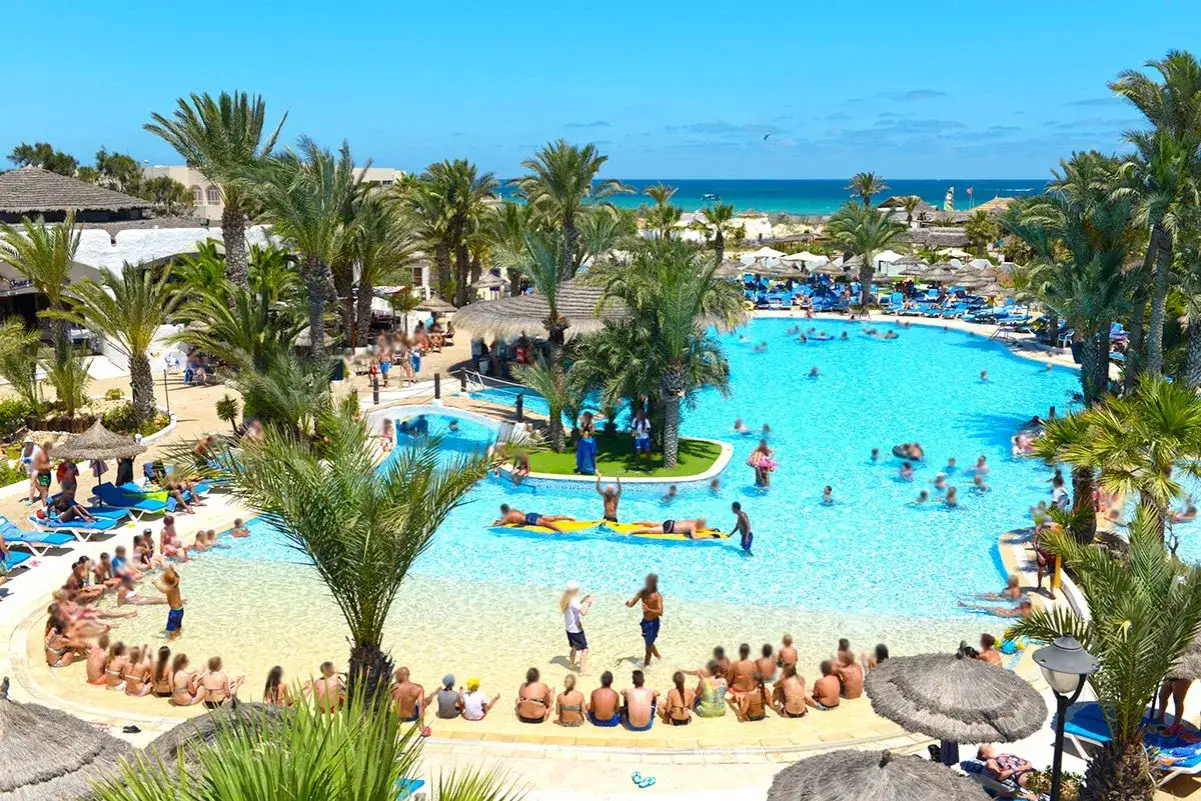 Wspaniała fiesta na plaży Djerba! Opinie gości potwierdzają: basen, palmy i słońce tworzą idealne wakacje.