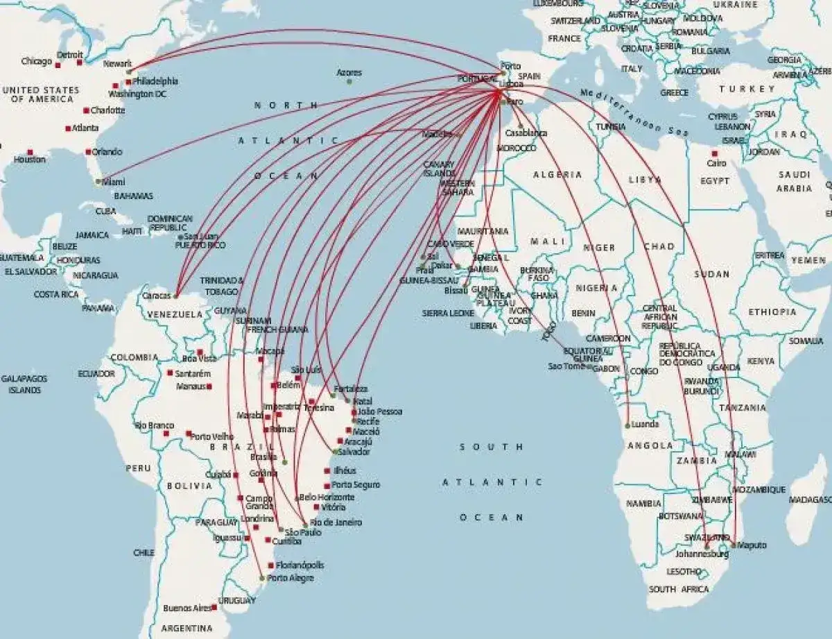 Mapa pokazuje trasy lotów z Ameryki Północnej i Południowej do Portugalii. Zastanawiasz się, ile się leci do Portugalii?