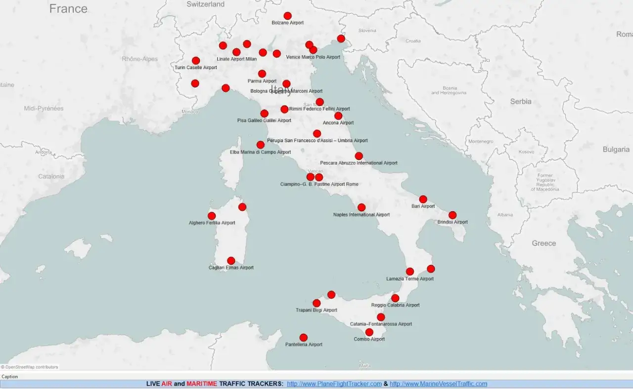 Mapa Włoch z zaznaczonymi lotniskami, w tym lotnisko w Kalabrii.