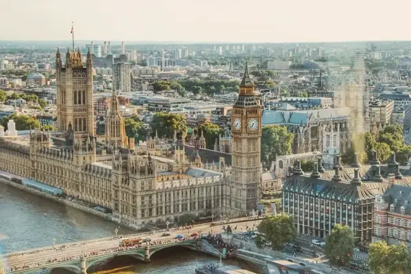 Widok na Parlament i Big Bena. Zastanawiasz się, ile się leci do Londynu, by zobaczyć te cuda?