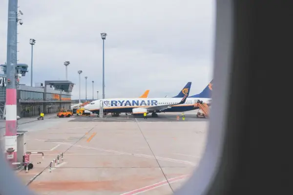 Samoloty Ryanair na płycie lotniska. Zastanawiasz się, ile alkoholu można przewieźć samolotem Ryanair? Sprawdź przepisy przed podróżą!
