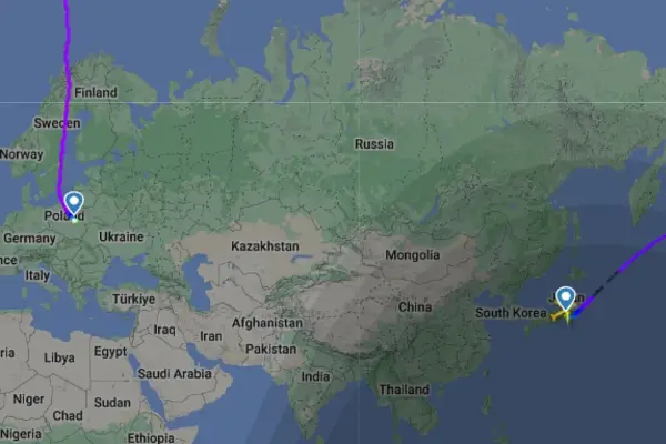 Trasa lotu z Polski do Japonii. Zastanawiasz się, ile się leci do Japonii? Ta mapa pokazuje podróż przez Europę i Azję.