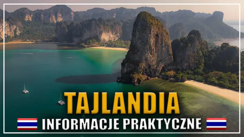 Widok z lotu ptaka na tropikalną zatokę w Tajlandii z wapiennymi klifami, plażą i łodziami.
